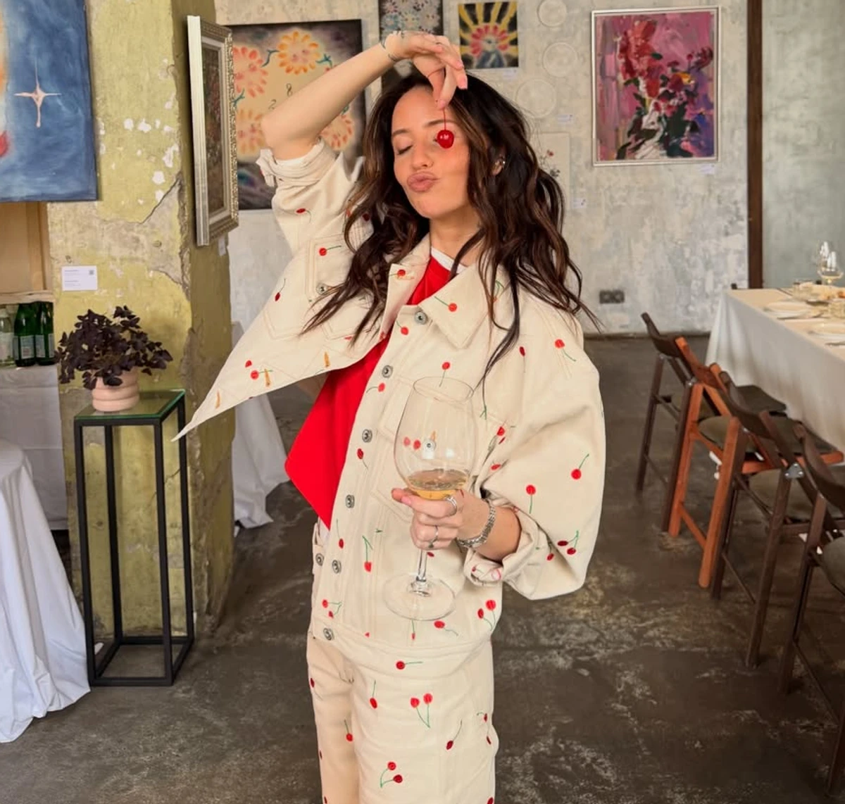 Надя Дорофєєва у луці з вишнями попозувала з келихом на своєму 36-річчі