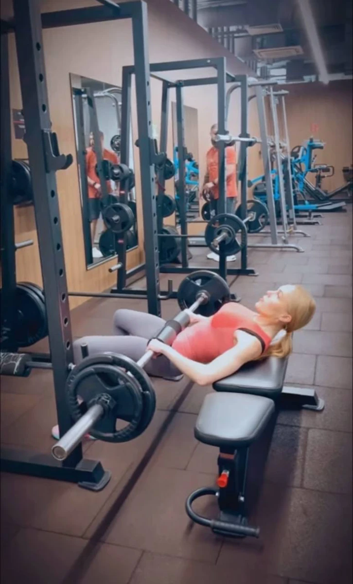 Олена Тополя качає сідниці