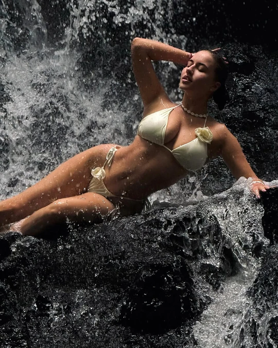 Дружина українського футболіста попозувала у купальнику