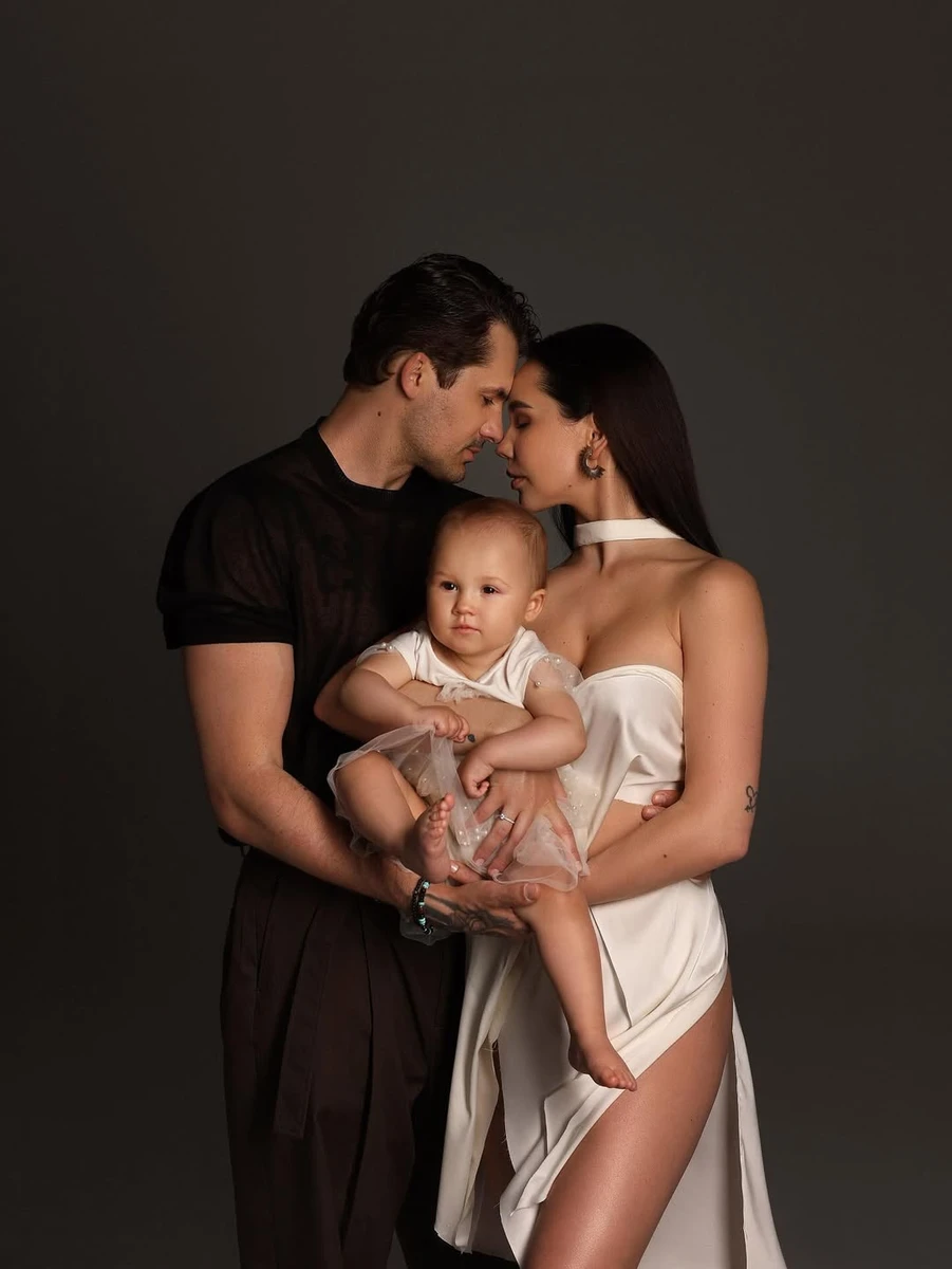 Євген Кот і Наталія Татарінцева показалися в обіймах з дочкою на руках