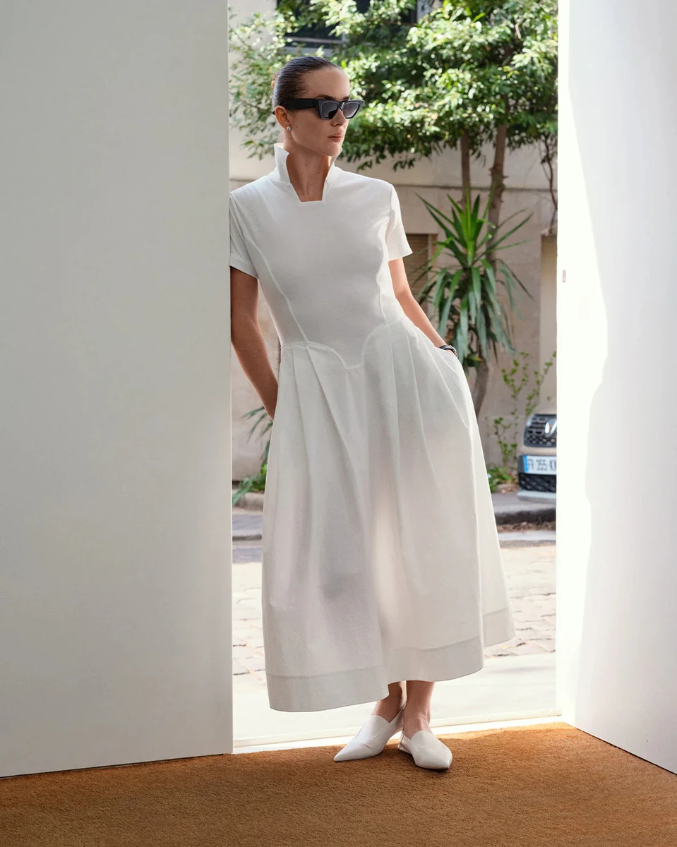 Еліна Світоліна у ніжній сукні попозувала біля стіни