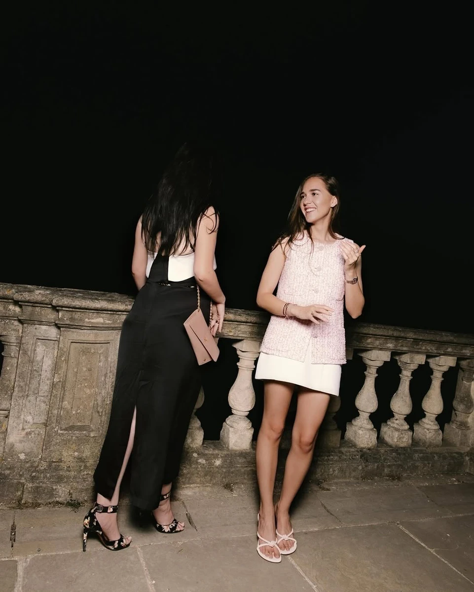 Донька Фреймут з подругою