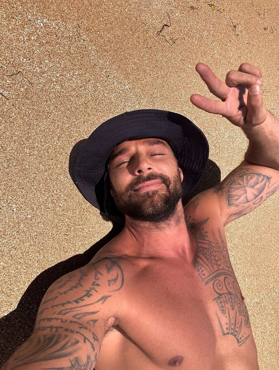 Рікі Мартін з голим торсом спокусливо попозував на піску