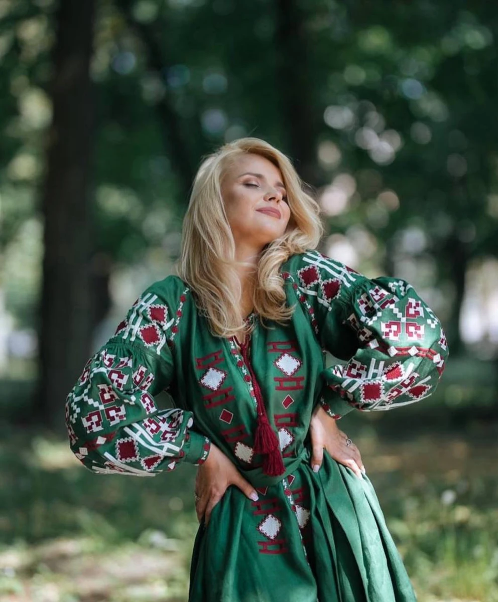 Ребрик у вишиванці на природі