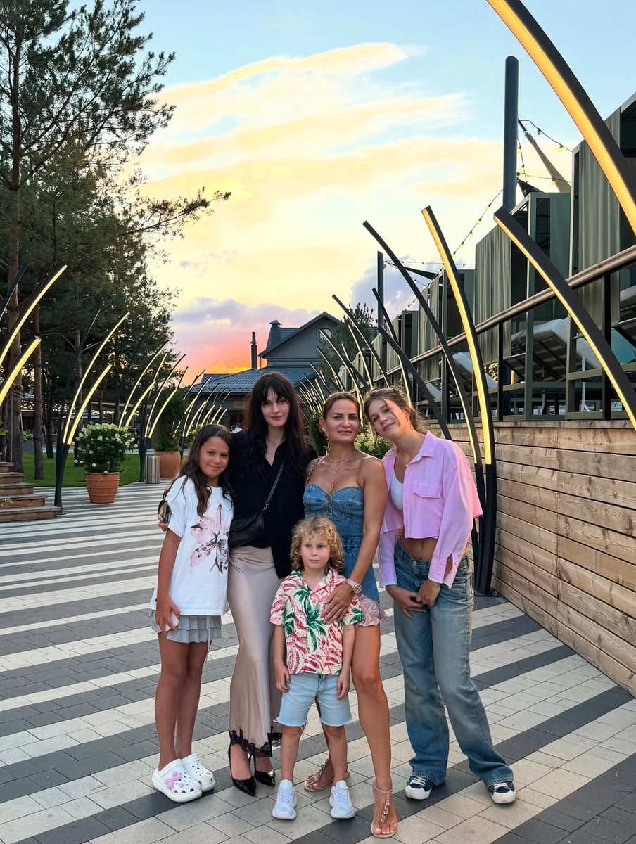 Юлія Пятова з дітьми наробила фото