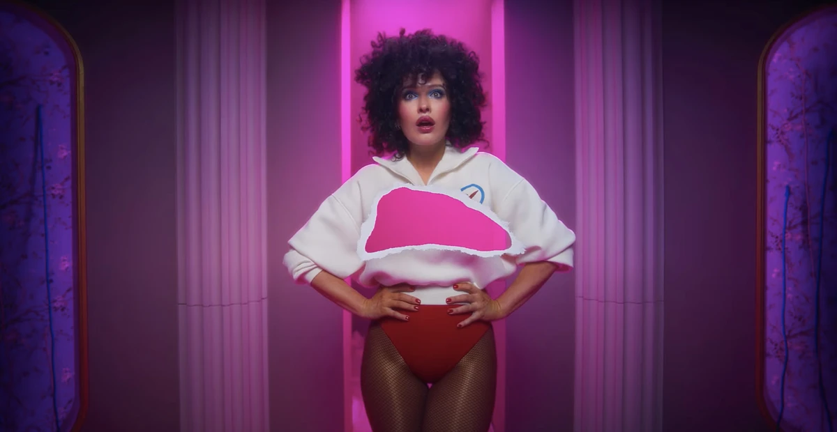 Даша Астаф'єва посвітила голими стегнами у кліпі з Білик і Пивоваровим