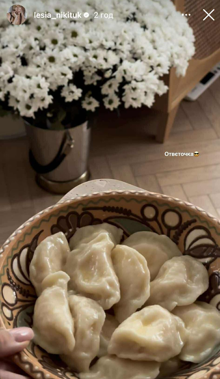 Нікітюк зраділа квітам і наліпила йому (чи наварила готових?) вареників 