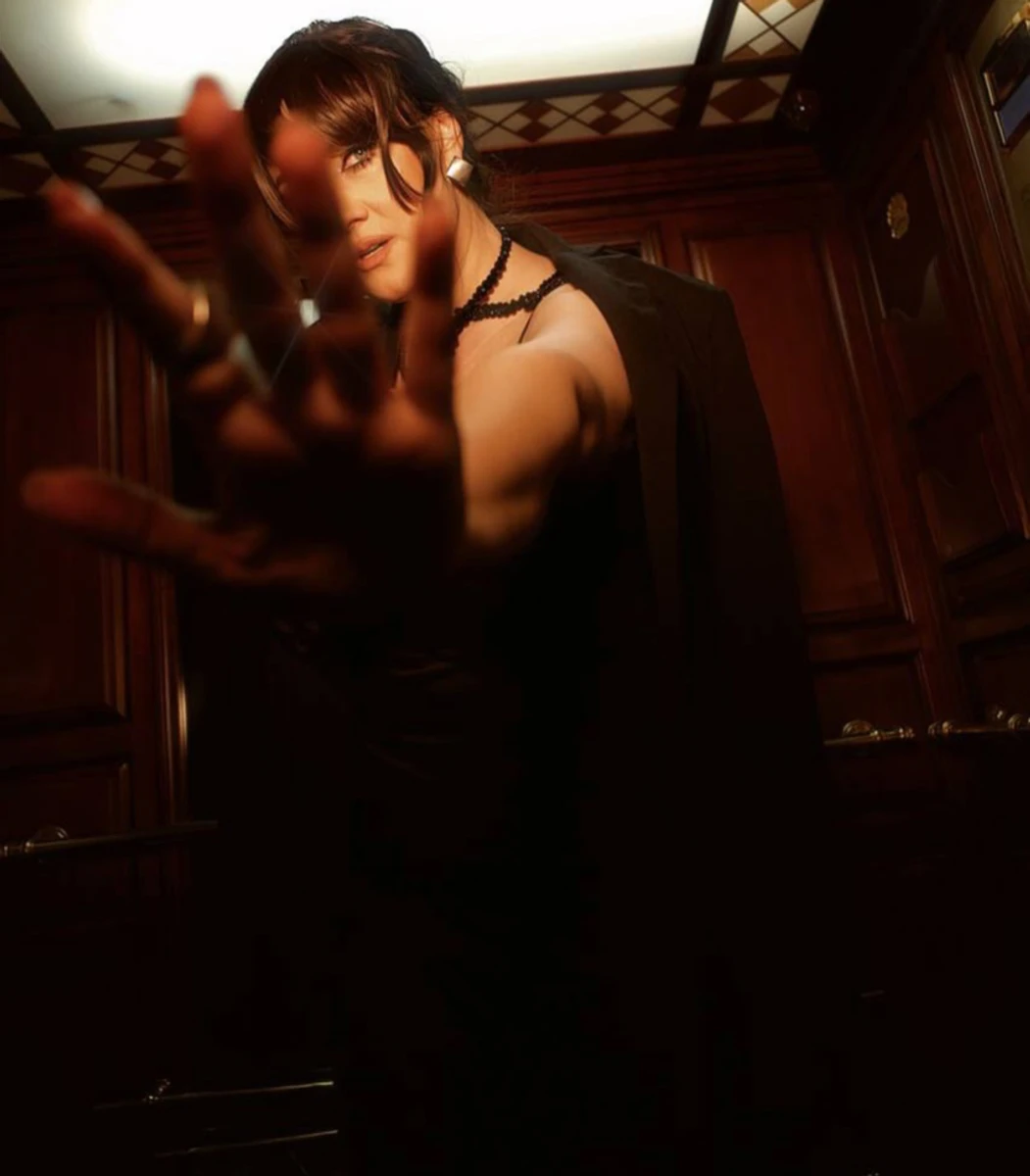 Соломія Вітвіцька з стильним чубчиком попозувала в ліфті