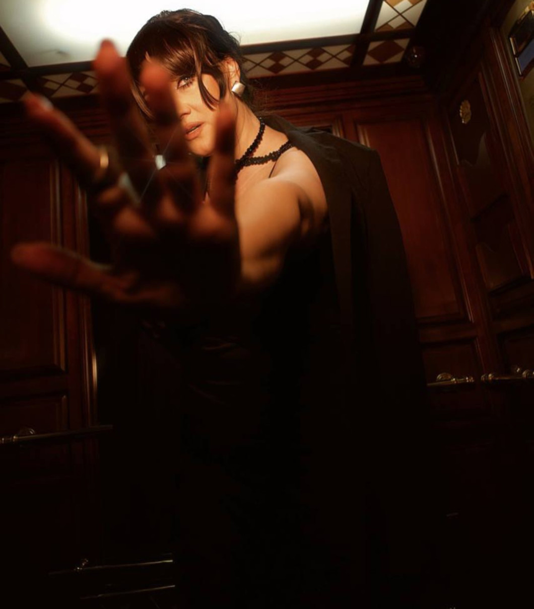 Соломія Вітвіцька з стильним чубчиком попозувала в ліфті