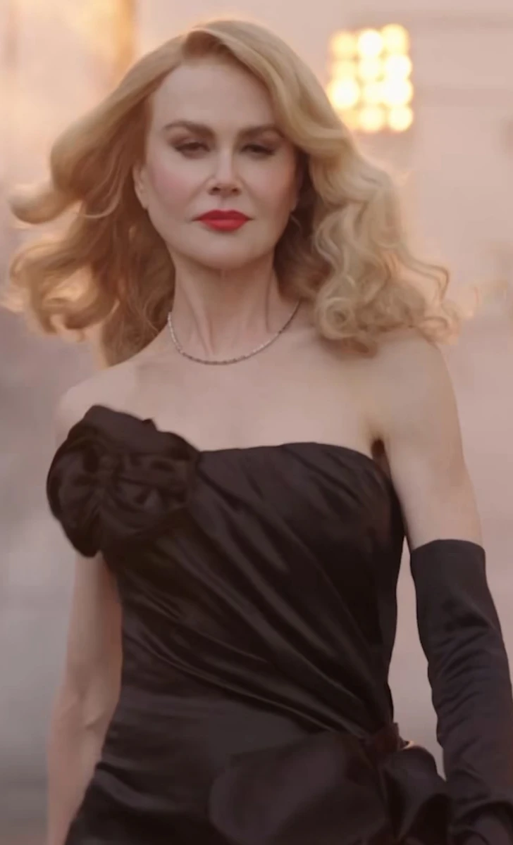 Ніколь Кідман з оголеними плечима блиснула стрункістю на подіумі шоу Vogue