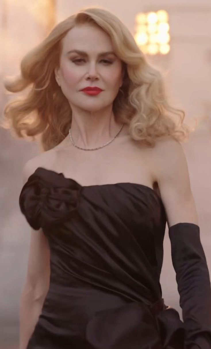 Ніколь Кідман з оголеними плечима блиснула стрункістю на подіумі шоу Vogue