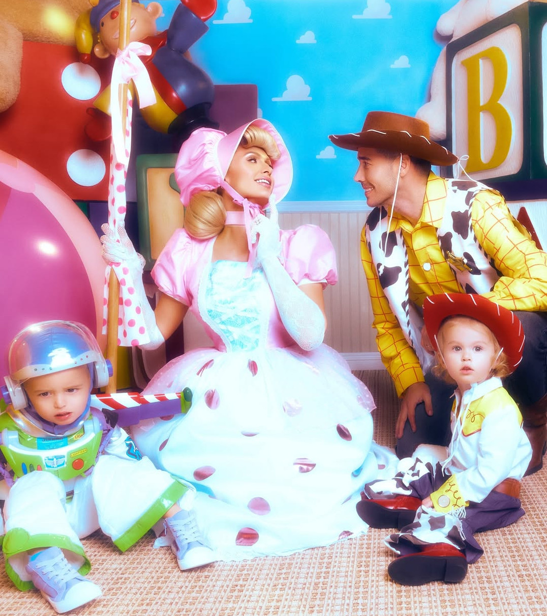 Періс Хілтон замилила фото з чоловіком і дітьми в образах з мультика Історія іграшок