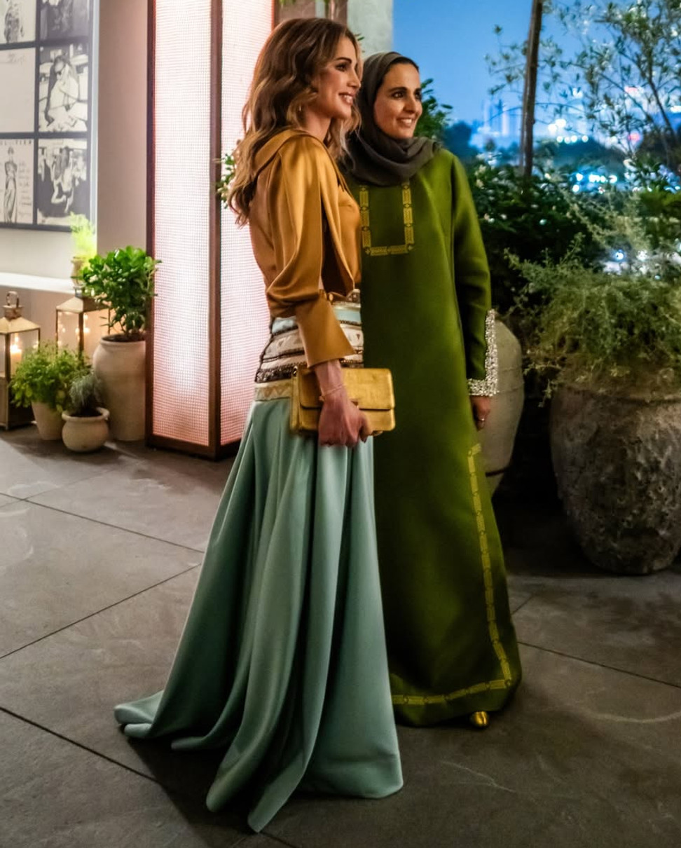 Королева Ранія у шовковому максі попозувала на благодійній вечері