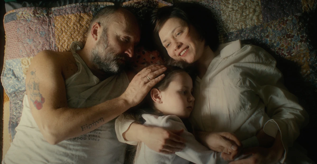 Головний герой поринає у теплі спогади про найрідніших