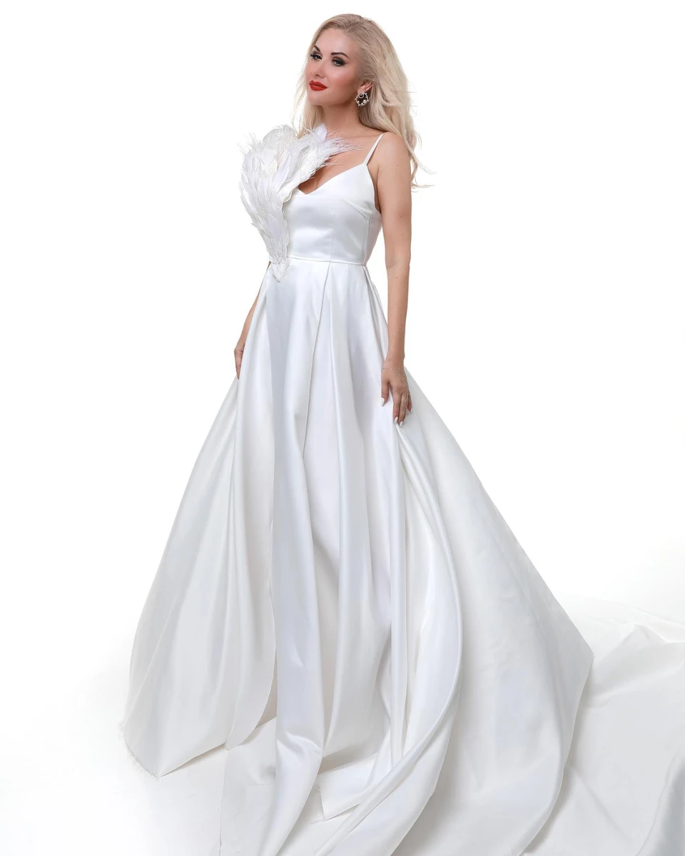 Білосніжне вбрання доповнили рясним пір'ям