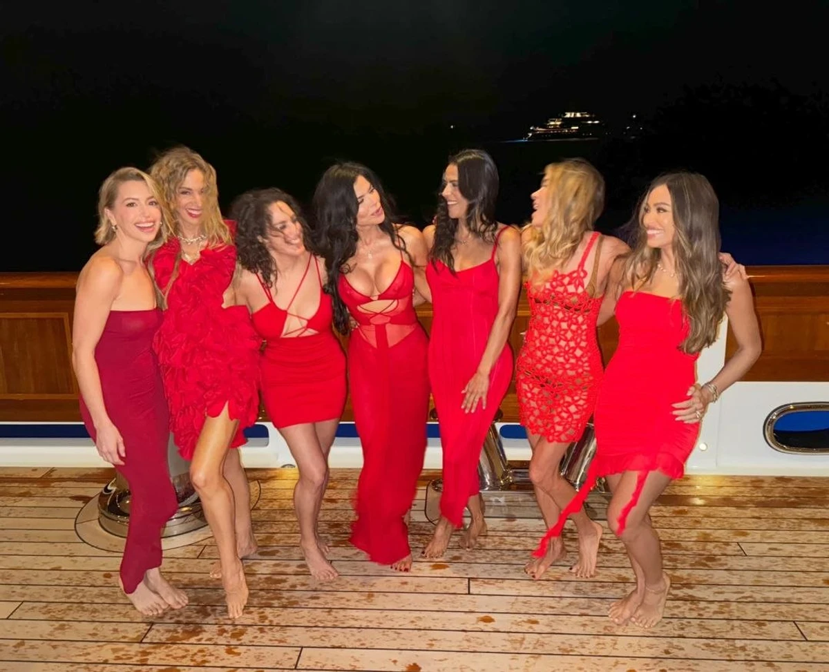 У кого найзухваліше декольте - той майбутня іменинниця