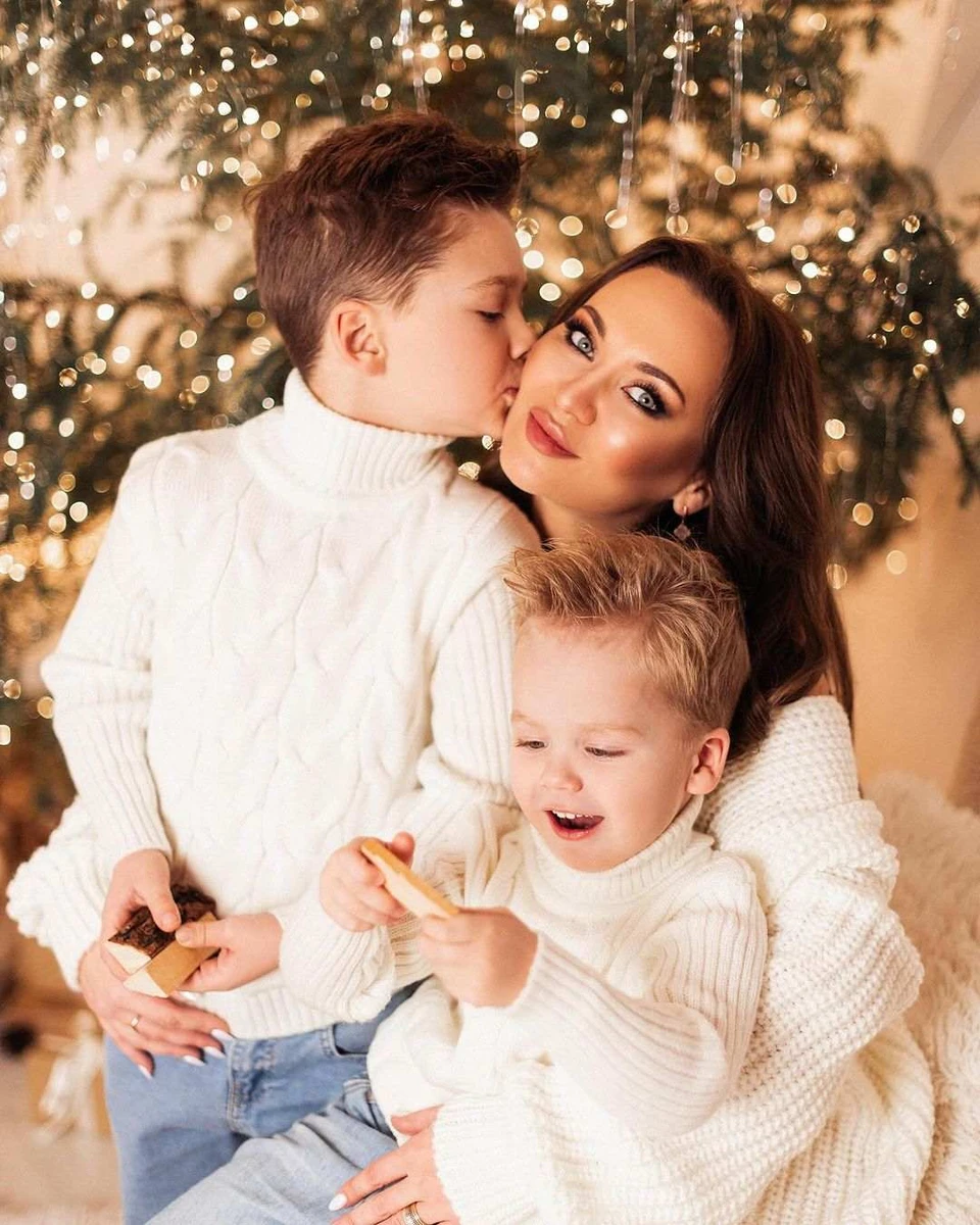 Анна коло ялинки замилувала ніжностями з синами