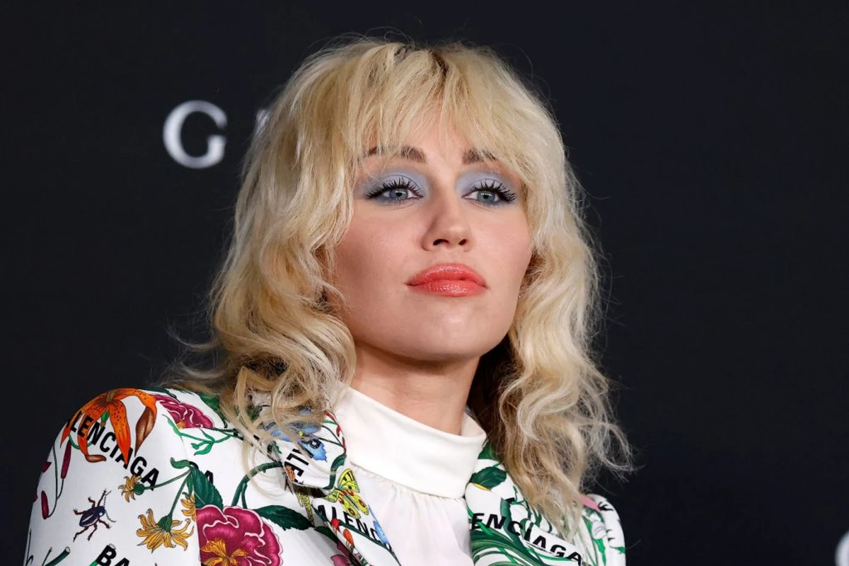 У листопаді 2021 Майлі кардинально відійшла від природного кольору