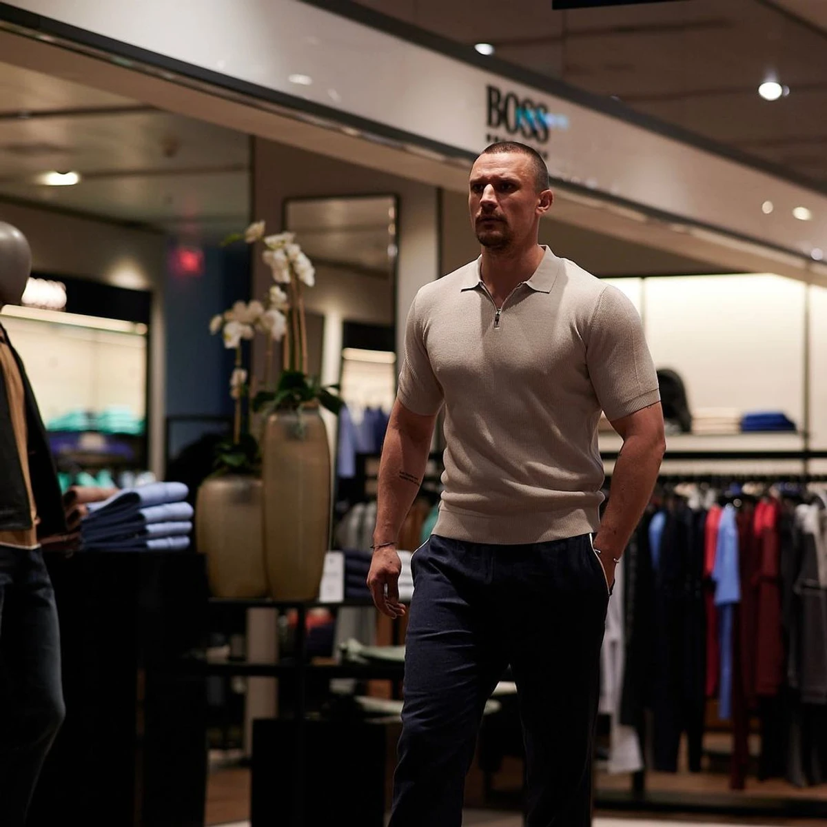 Стильне поло демонструє актор Тарас Цимбалюк
