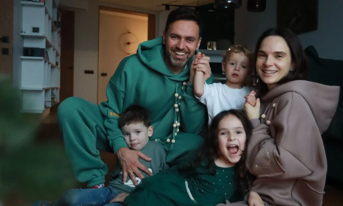 Тімур та Інна Мірошниченки з трьома дітьми