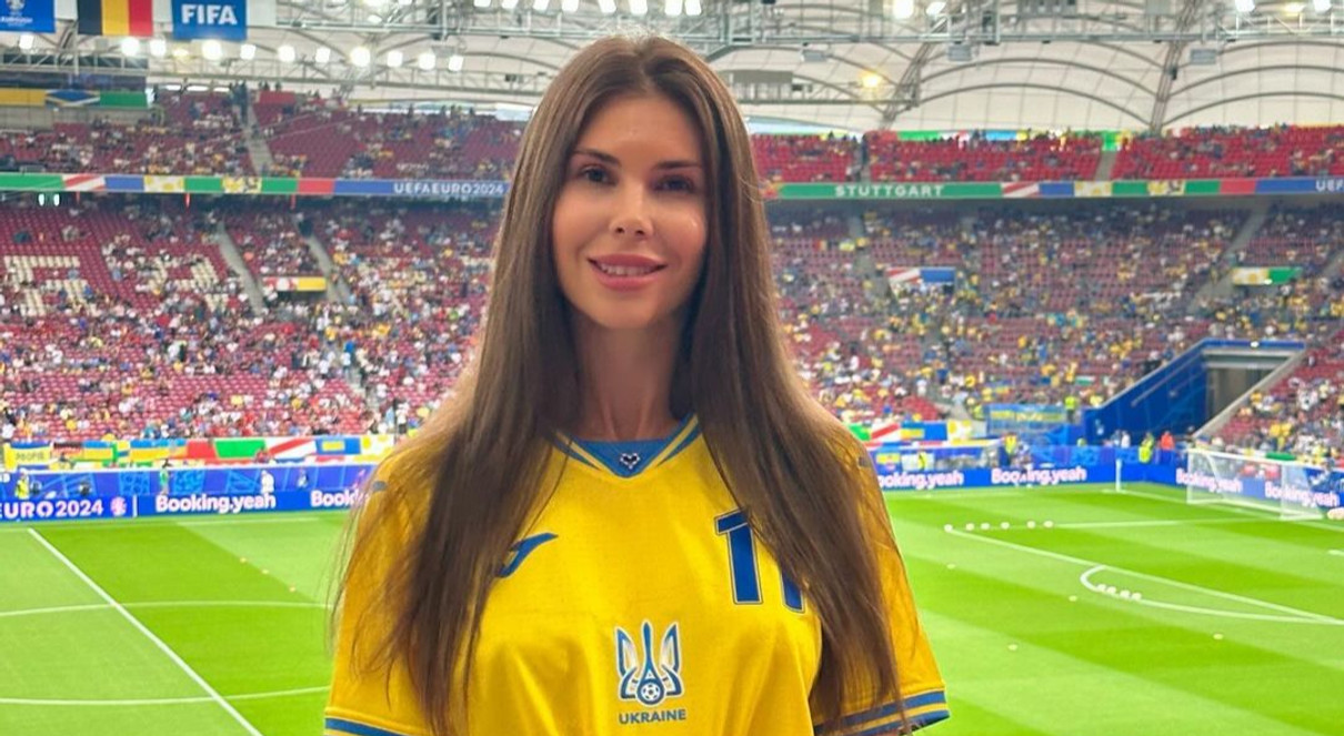 Анна Реброва на матчі підтримує чоловіка