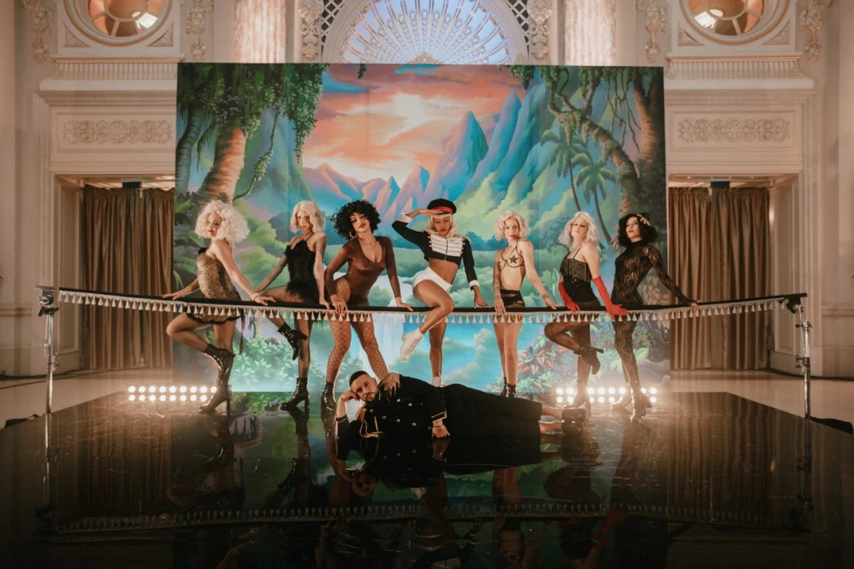 Дмитро Монатік з танцівницями