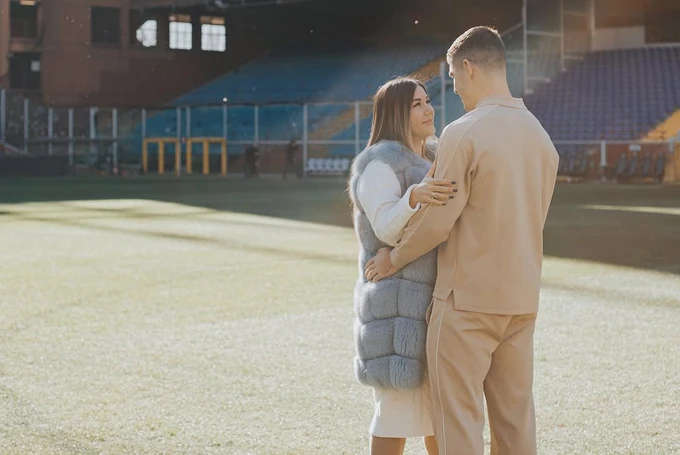 Руслан Маліновський обійняв вагітну дружину