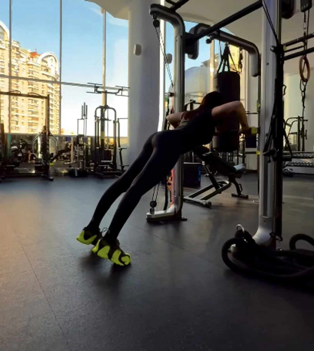 Даша Астаф'єва в обтислих лосинах знялася у залі