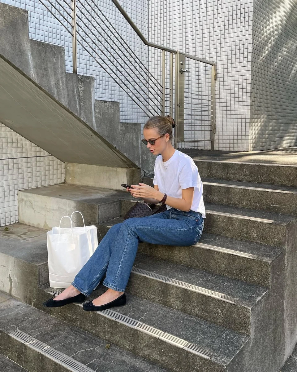 Біла футболка і сині джинси