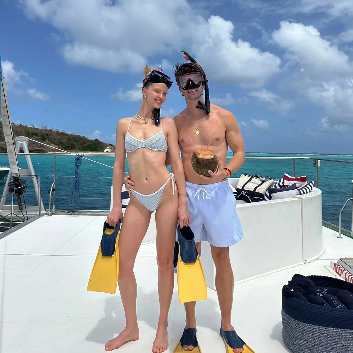 Син Шварценеггера з нареченою попозувала в бікіні на яхті