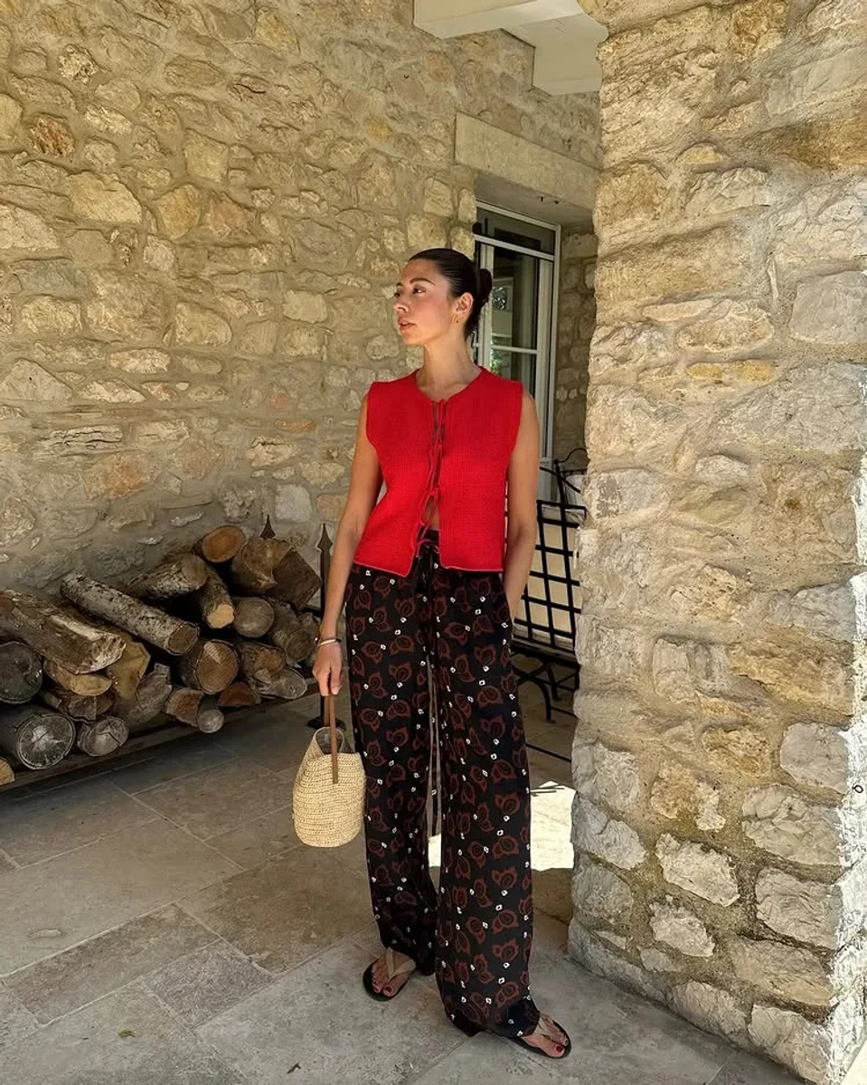 Як носити топ із завʼязками спереду