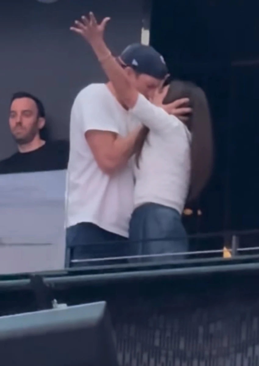 Міла Куніс та Ештон Кутчер показали пристрасть на концерті гурту