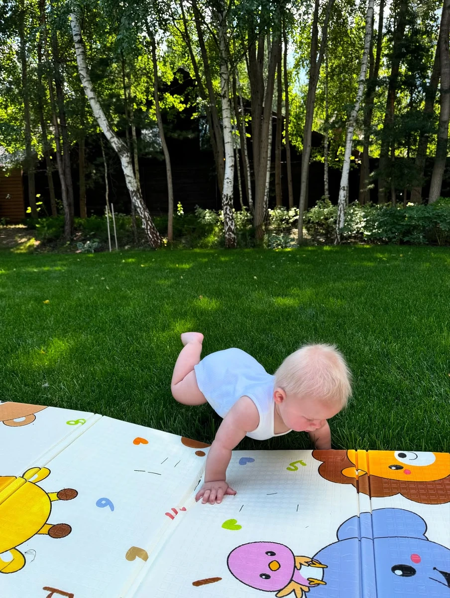 Дружина Остапчука показала фото сина на подвір'ї нового будинку