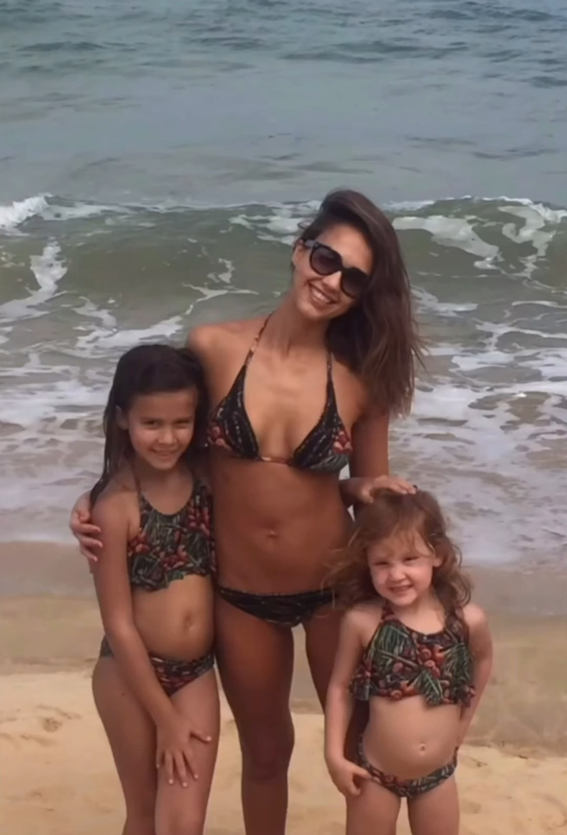 Джессіка Альба у купальнику пообіймала своїх донечок