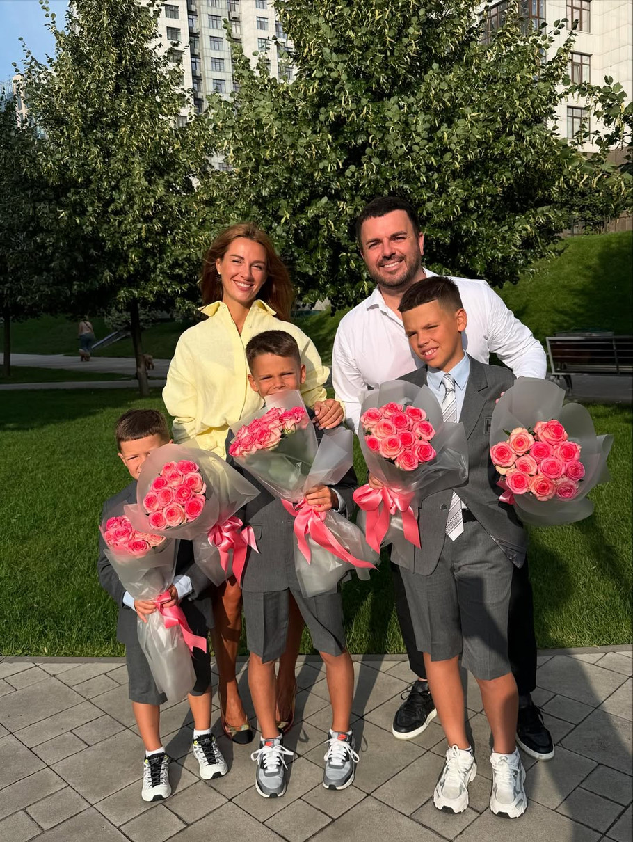 Григорій Решетнік показав синів у стильних луках на першому дзвонику