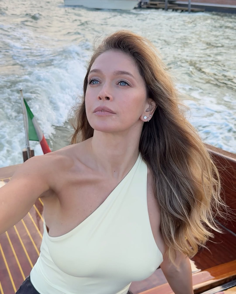 Віра Брежнєва у незвичному топі попозувала на човні в Італії