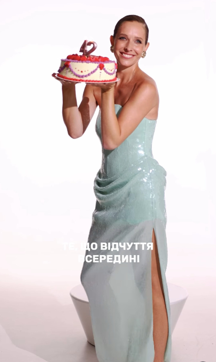 Катерина Осадча у блискучій сукні посвітила ногами на своєму 42-річчі