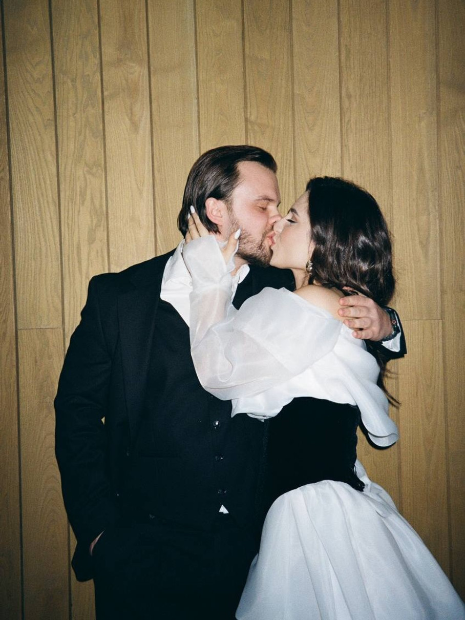 Скайлерр і Пронін цілуються