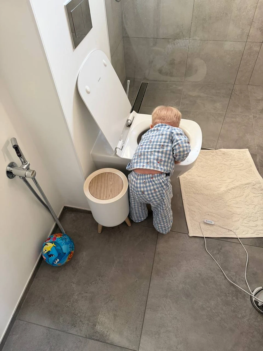 Син Катерини Остапчук коло унітазу