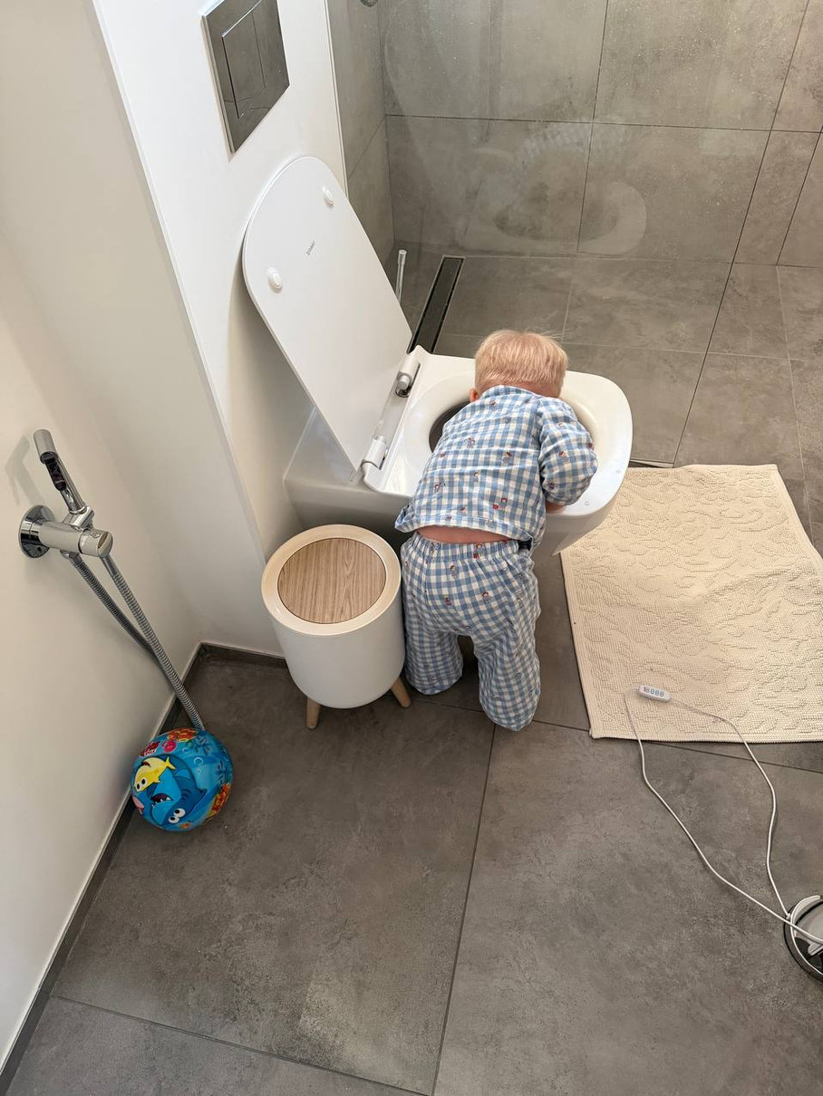 Син Катерини Остапчук коло унітазу