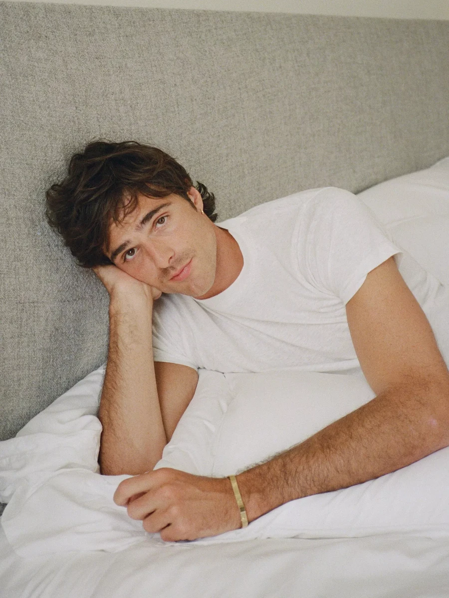 Джейкоб Елорді позує для Vogue