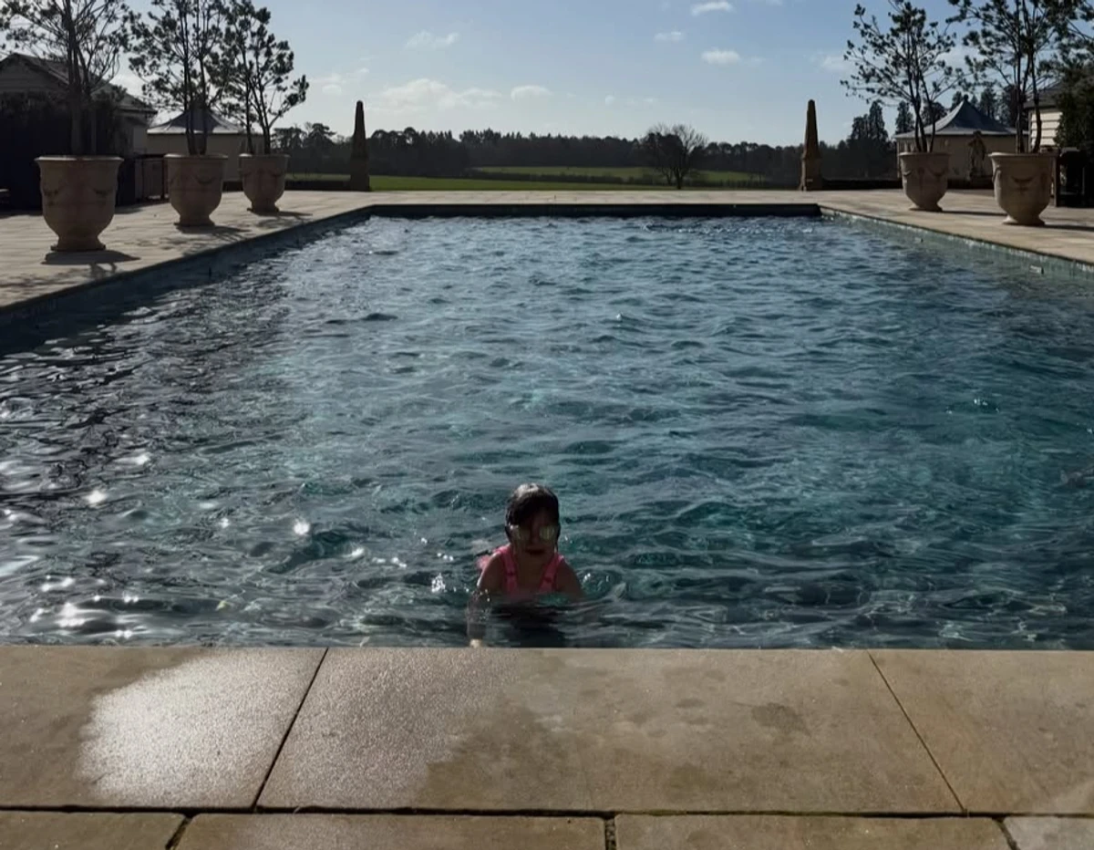 Наречена Стейтема показала дочку у басейні