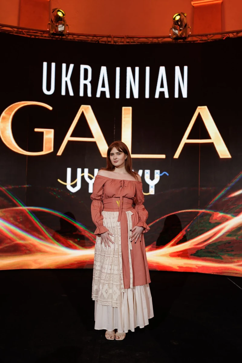 Співачка Геля Зозуля оголила плечі
