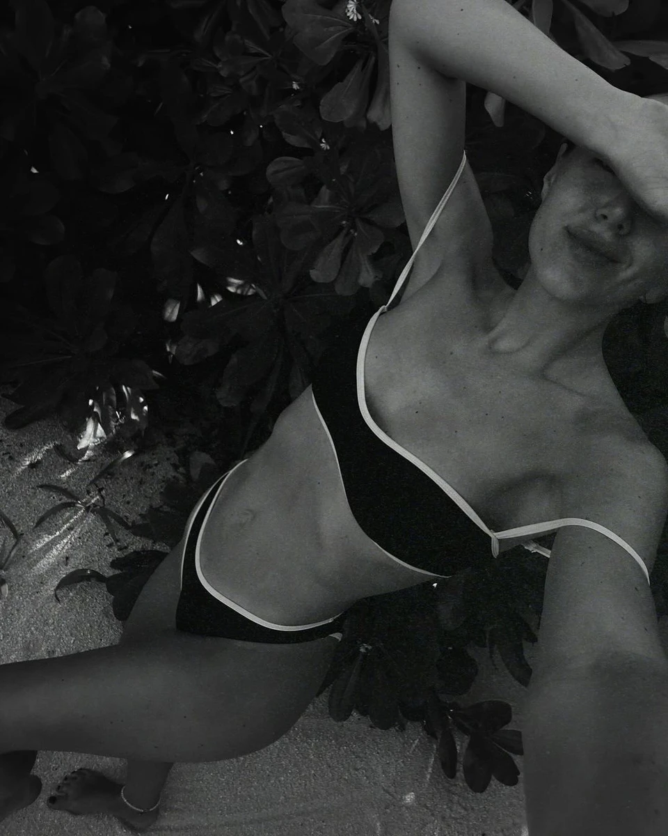 Бікіні у блогерки теж чорно-білі