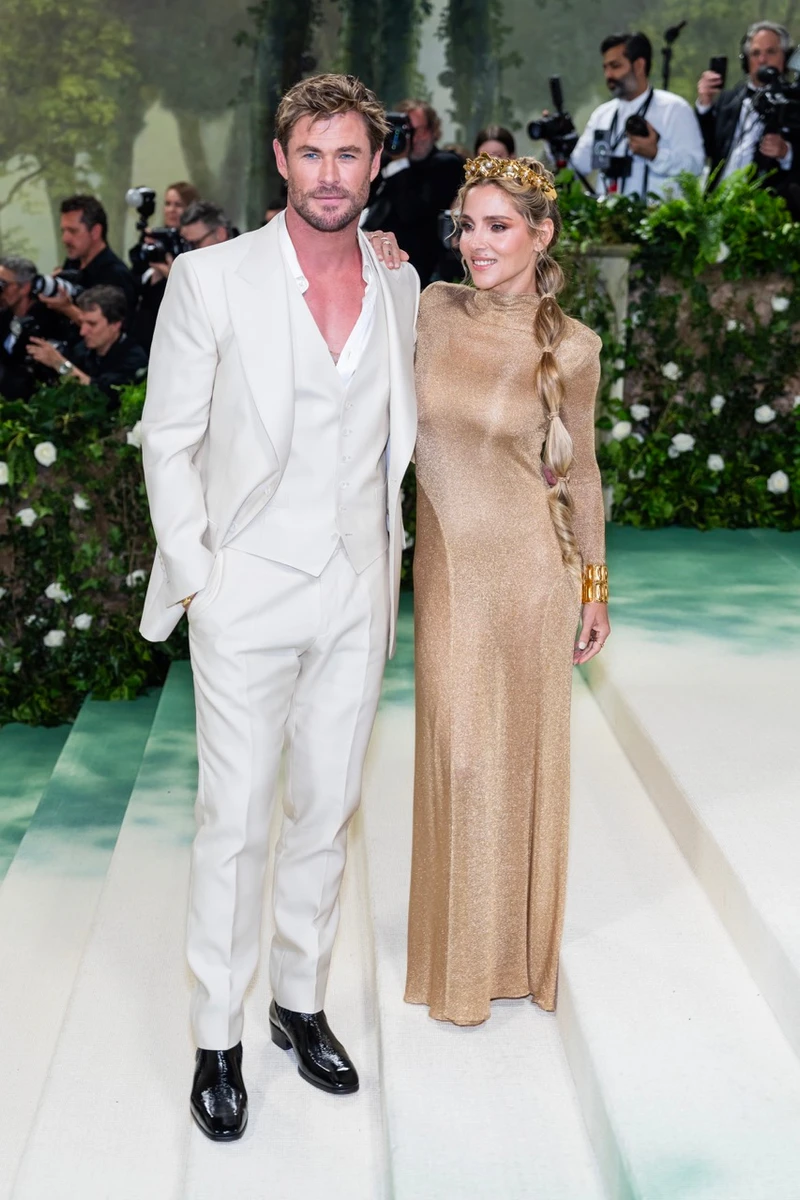 Ведучий цьогорічного Met Gala Кріс Хемсворт взагалі не запарювався щодо дрескоду. За двох довелося хоч якось відпрацьовувати його дружині Ельзі Патакі