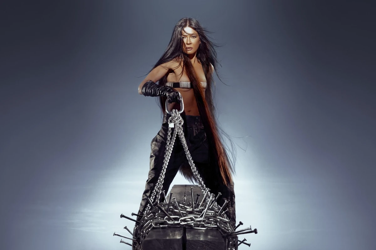 Тонкий пасок-ліфчик із металевими вставками став родзинкою луку