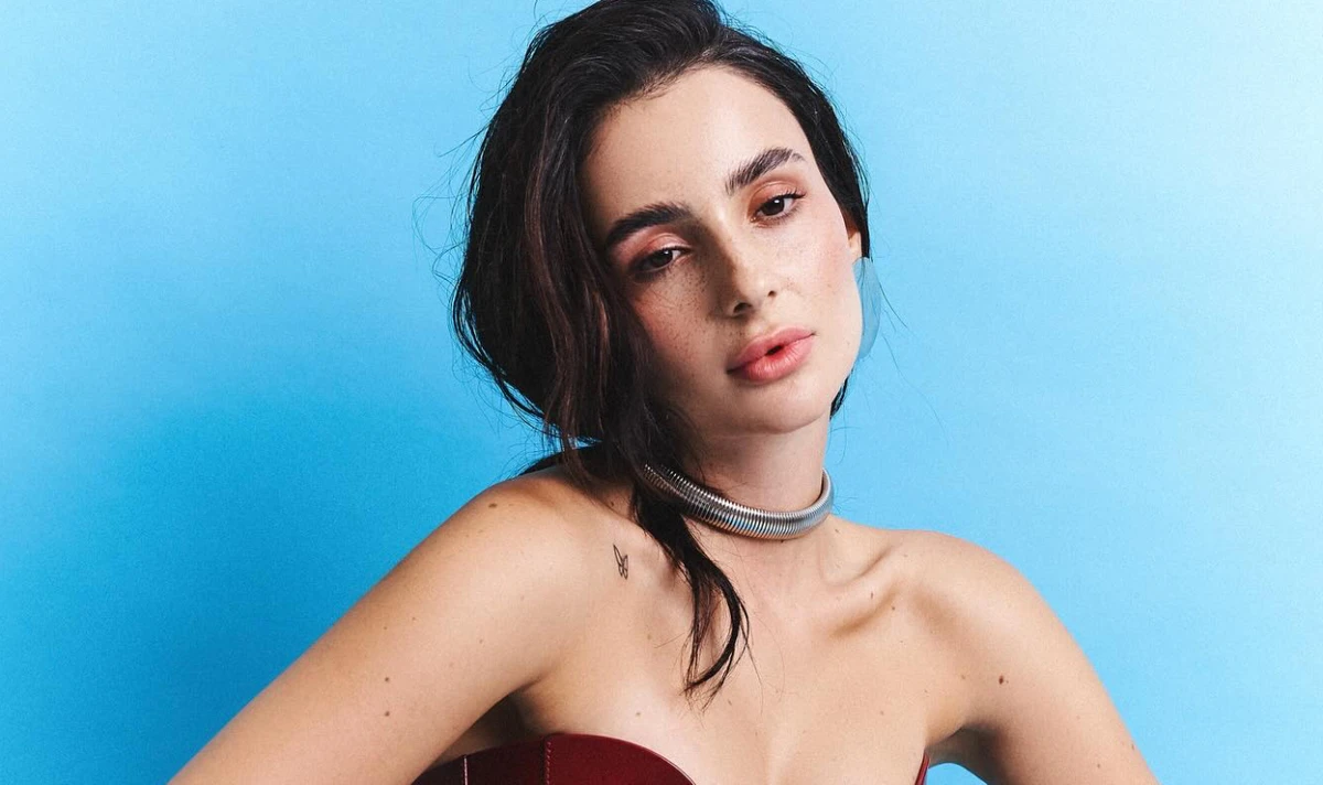 Співачка та блогерка Анна Трінчер