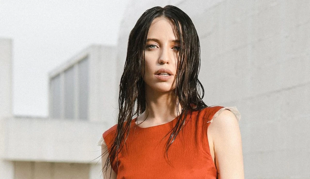 Надя Дорофєєва позує для фото