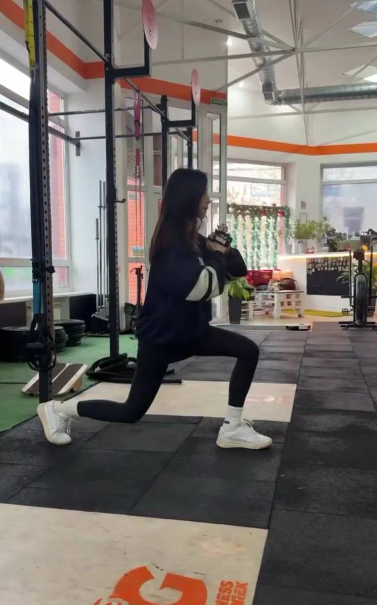 Дорофєєва в залі зробила присіди