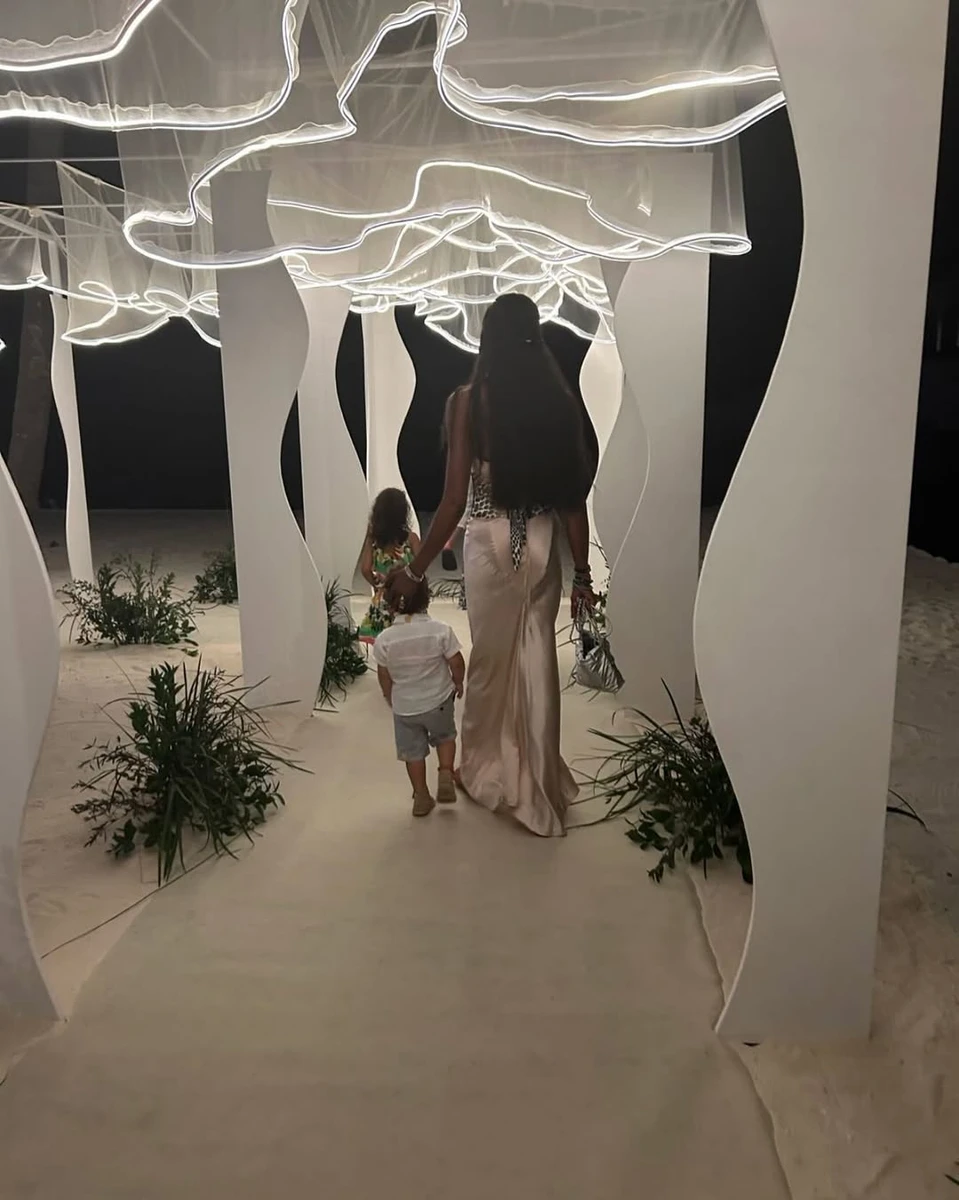 Наомі Кемпбелл з двома дітьми